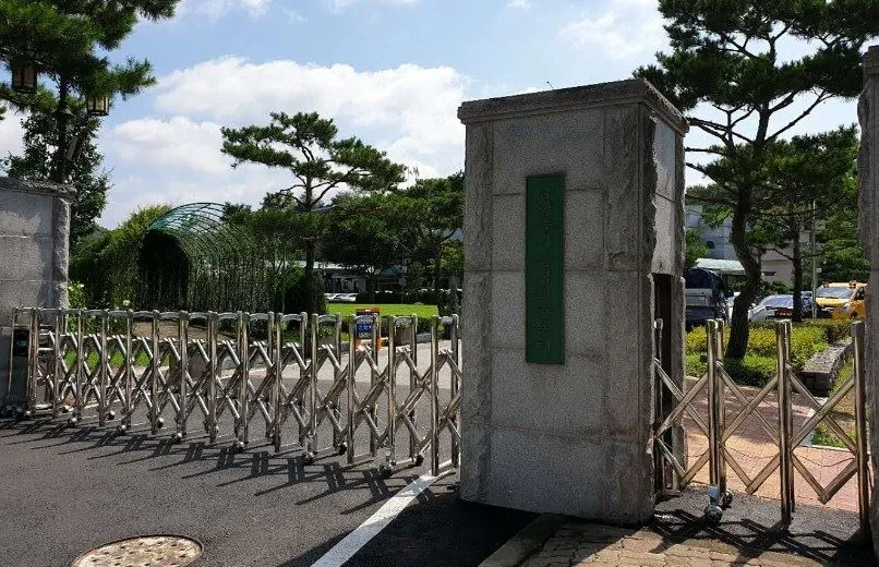 785 retractable gate 2