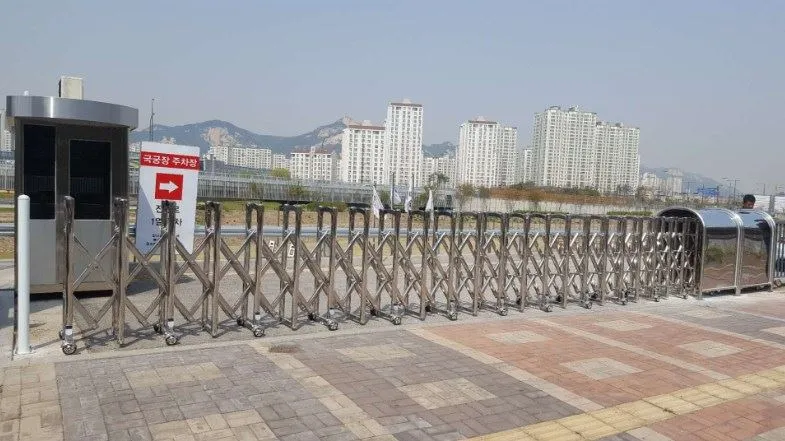 785 retractable gate 1